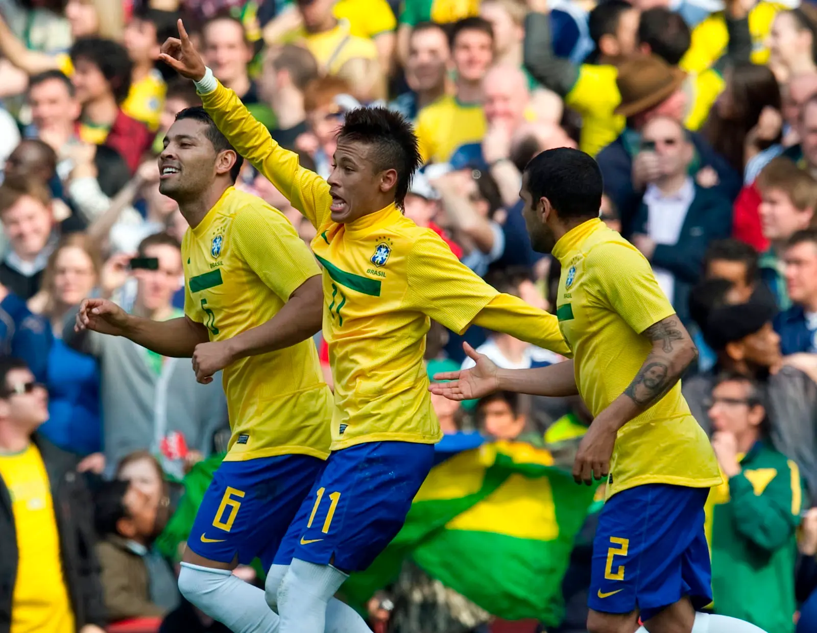 André Santos comemorando com a Seleção Brasileira