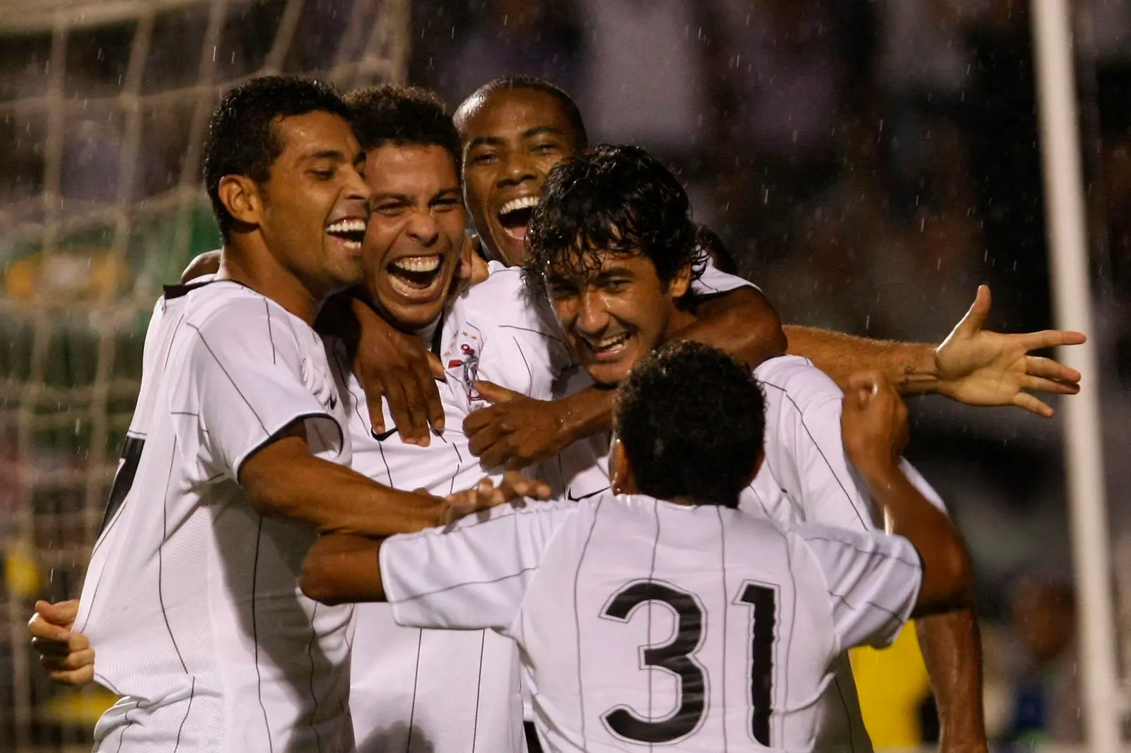 André Santos celebrando com os companheiros do Corinthians