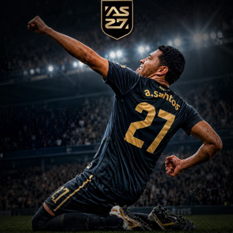 André Santos com a camisa 27 da AS27 em um estádio